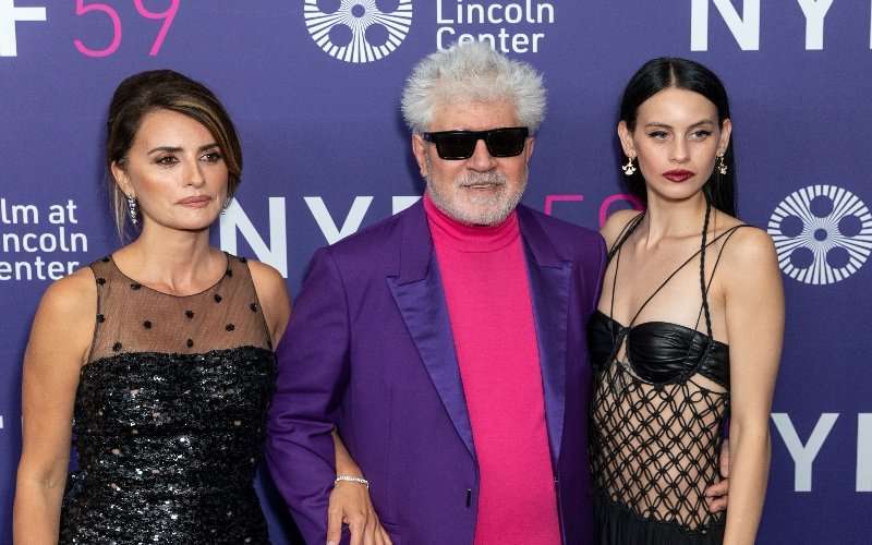 Almodóvar entrelaza secretos en ‘Madres Paralelas’ 1 Madres Paralelas