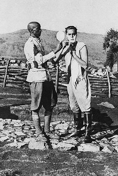 Una contradicción llamada Malaparte. 2 Curzio Malaparte durante un viaje a África, con un soldado etíope, 1939.