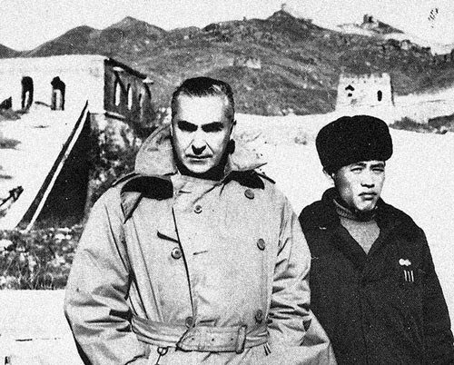 Una contradicción llamada Malaparte. 4 Malaparte en su último viaje, en la Gran Muralla China, 1956.