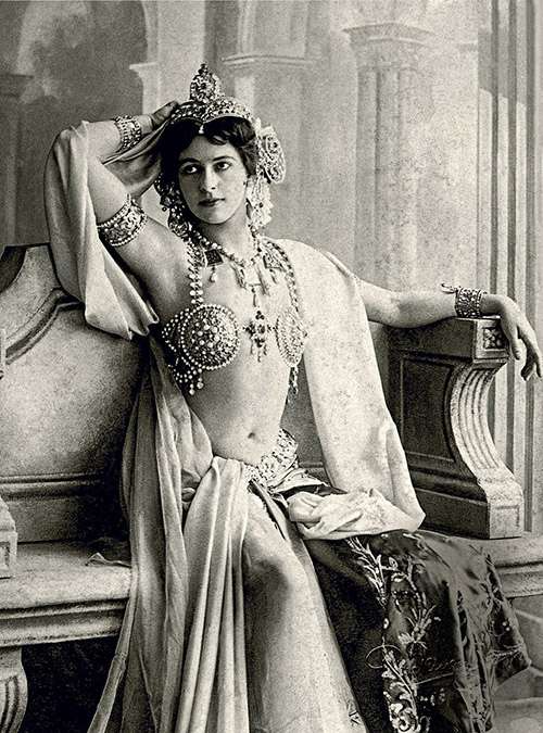 La espía que no era espía 1 Mata Hari triunfó como bailarina exótica y sucumbió por intrigas de espionaje que motivaron su muerte en 1917. Fotografía: Wikimedia.org