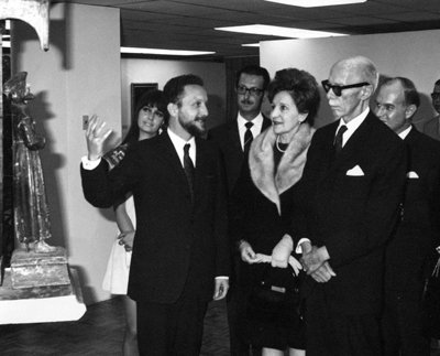 El Museo Nacional, un proyecto desbordado. 2 Hernán Crespo Toral, junto a Corina del Parral de Velasco Ibarra, primera dama de la nación, y el presidente José María Velasco Ibarra, en el Museo del Banco Central del Ecuador, 1969.