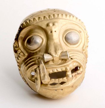 El Museo Nacional, un proyecto desbordado. 3 Mascarilla zoomorfa laminada “felino-mono”. Cultura Tolita.