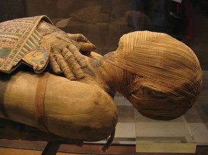 El tránsito hacia el más allá: rituales mortuorios en el Ecuador 1 Momia-Egipto