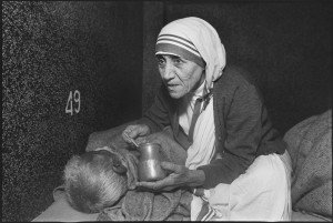 Mary Ellen Mark: un sentido de lo grotesco 2 Mother-Teresa-at-the-home-for-the-dying,-Mother-Teresa-s-Missions-of-Charity,-Calcutta,-India,-1980