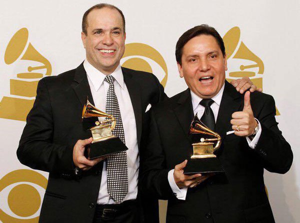 Marco Bermúdez. “La música es mi idioma”. 9 Marco con el líder de la banda Óscar Hernández.