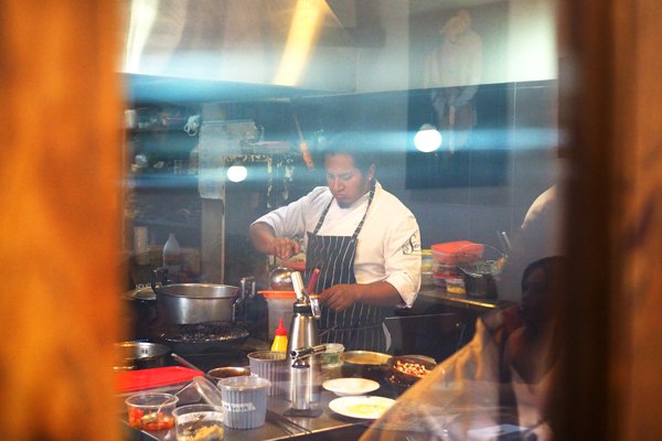 Samuel Ortega. Familia es familia. 3 Samuel Ortega basa su cocina en productos locales y recurre a la memoria para crear sus platos. No se considera un estandarte de la nueva cocina ecuatoriana, pero defiende el uso de ingredientes ecuatorianos.