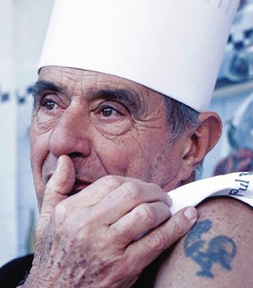 Paul Bocuse el cocinero del siglo. 3 ¿Su gallo tatuado en el brazo? “¡Es mi amigo! Cuando alguien me molesta, le hablo en voz baja. Eso me tranquiliza y, sobre todo, desestabiliza al adversario”. Fuente: www.debate.com.mx
