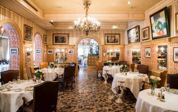 Paul Bocuse el cocinero del siglo. 2 Salón del restaurante Paul Bocuse, ganador de tres estrellas Michelin.