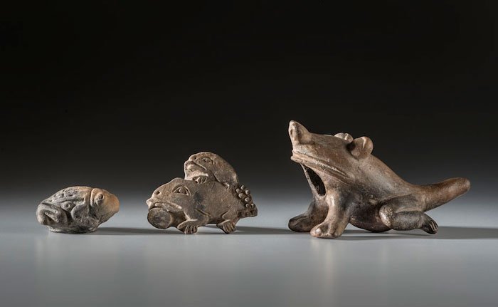 Un viaje al presente con animales precolombinos. 3 Figuras con forma de sapos y ranas. Jama Coaque (300 a. C.- 400 d. C.) y Manteño Huancavilca (400-1532 d. C.).