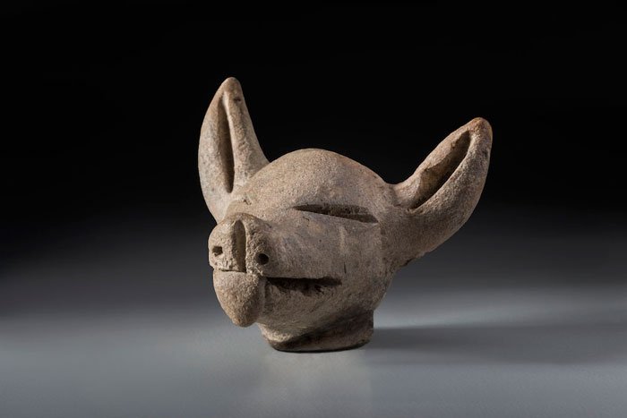 Un viaje al presente con animales precolombinos. 9 Figurina con forma de cabeza de murciélago. Cultura Manteño Huancavilca (400 d. C.-1532 d. C.).