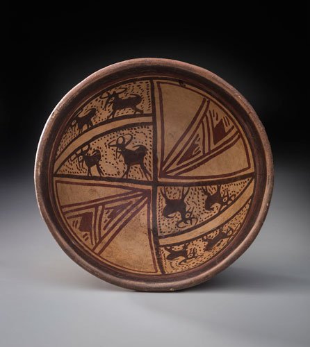 Un viaje al presente con animales precolombinos. 5 Plato con decoraciones geométricas y de venados. Cultura Pasto (400-1532 d. C.). Cerámica con pintura en negativo.
