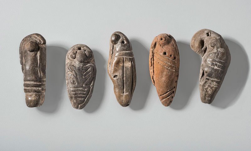 Un viaje al presente con animales precolombinos. 8 Conjunto de colgantes y silbatos con forma de insecto. Cultura Guangala (300 a. C.-400 d. C.).