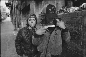 Mary Ellen Mark: un sentido de lo grotesco 3 Rat-y-Mike-con-una-pistola.-Seattle,-Washington,-1983.
