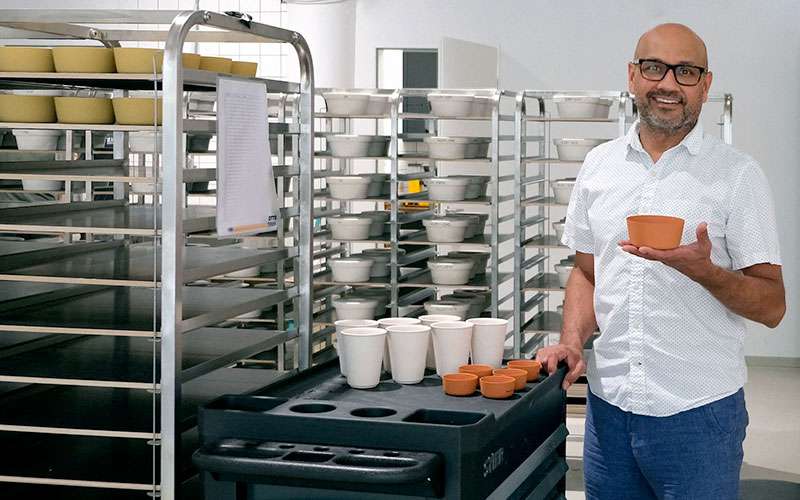 ¿Tomaría café en un vaso hecho con tierra? 1 Sanjeev Mankotia creador vaso desechable.