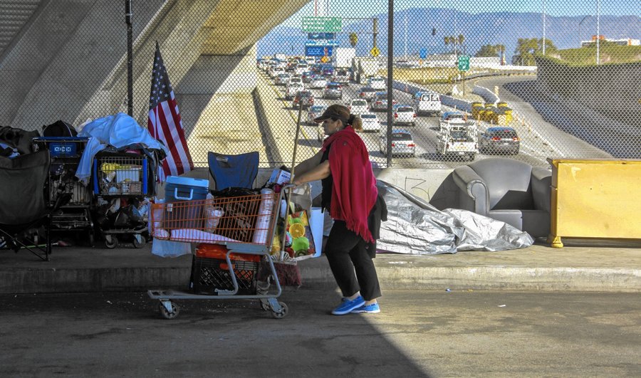 Las almas sin hogar deambulan por Los Ángeles. 1 Sociedad-1