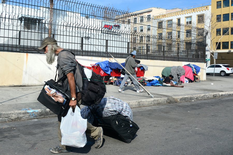 Las almas sin hogar deambulan por Los Ángeles. 2 Sociedad-2