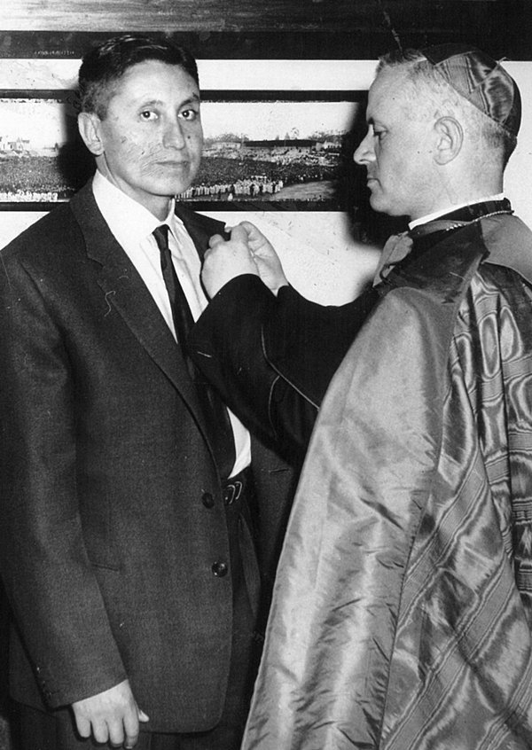 TAO los tigres de la aviación. 4 El capitán Gonzalo Ruales Sal¬gado condecorado por el Va¬ticano por los servicios presta-dos a las misiones católicas del Oriente. (Fotografía: Cortesía Ministerio de Cultura).