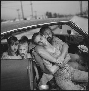 Mary Ellen Mark: un sentido de lo grotesco 5 The-Damm-family-in-their-car,-Los-Angeles,-California,-1987
