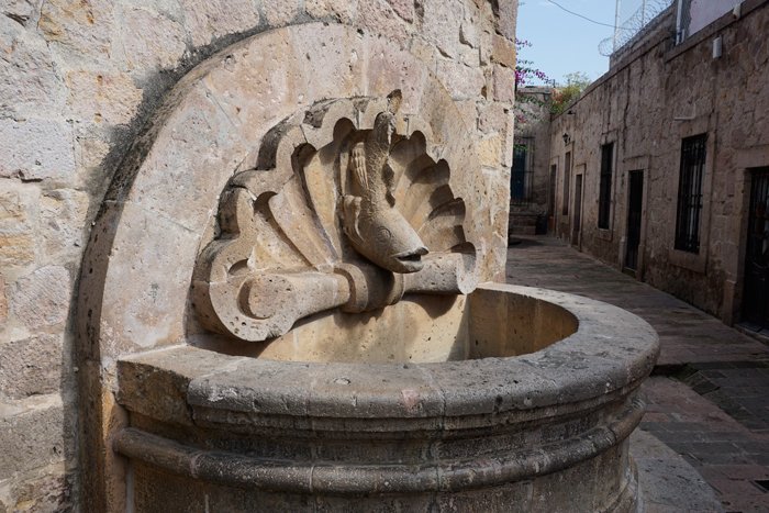 Tortillas con mezcal. 1 Fuente tallada en cantera rosa, la piedra característica de Morelia, por ello llamada la Ciudad Rosa.