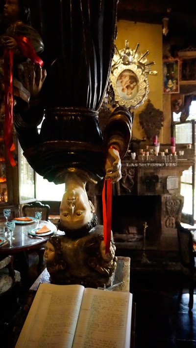 Tortillas con mezcal. 2 Un san Antonio de tamaño natural puesto de cabeza en el Rincón de las Solteronas, en el famoso restauran¬te San Miguelito, en Morelia.