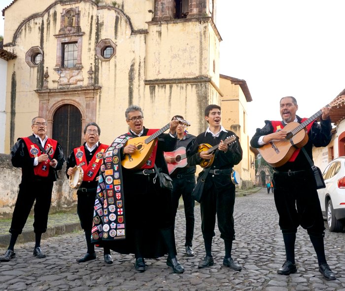 Tortillas con mezcal. 3 Estudiantina de la ciudad de Pátzcuaro, cantando por las calles en el Día de la Raza.