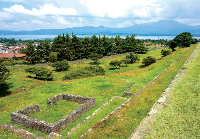 Tortillas con mezcal. 7 Ruinas precolombinas de Tzintzuntzan, capital del se¬ñorío Tarasca, a orillas del lago Pátzcuaro.