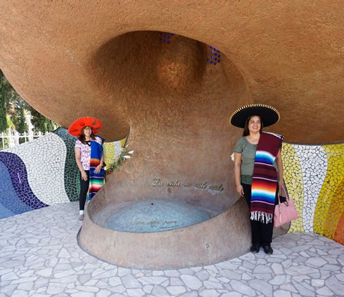 Tortillas con mezcal. 5 Tumba de José Antonio Jiménez, en Dolores Hidalgo. Las muchachas se retratan bajo el gigantesco sombrero del legendario compositor nacido en este pueblo.