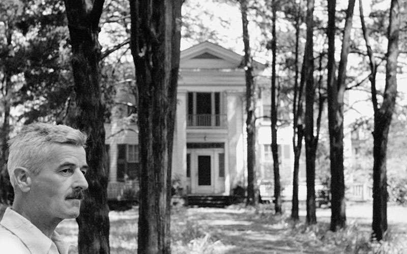 Por los caminos de William Faulkner 1 William Faulkner en la casa Rowan Oak.