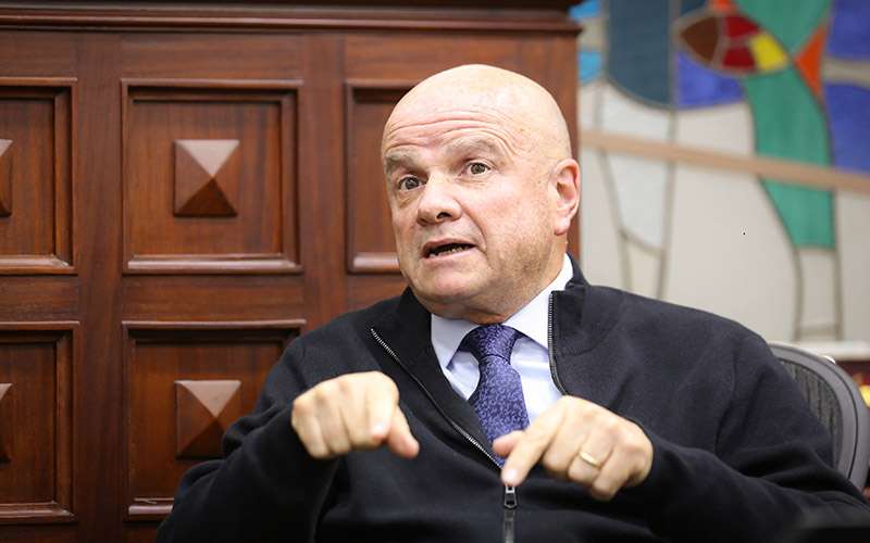 Alfredo Borrero: ¿cruzará el pasillo a Carondelet? 1 Alfredo Borrero en su oficina de la Vicepresidencia: