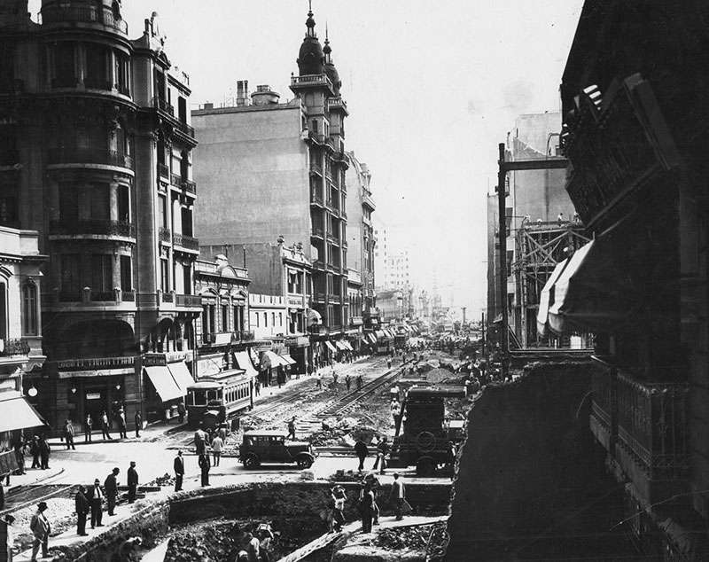 El país que se “subdesarrolló” 1 Avenida Corrientes y Libertad, Buenos Aires, 1935. Argentina.