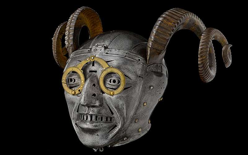 El pasado bélico y glamuroso de las armaduras 1 Casco con cuernos (1512) de Enrique VIII.