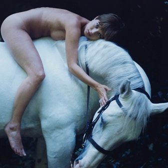 La balada ilusa de Nan Goldin. 2 ate_moss_on_a_white_horse_as_lady_godiva_highgate_cemetery_london__wright_auction