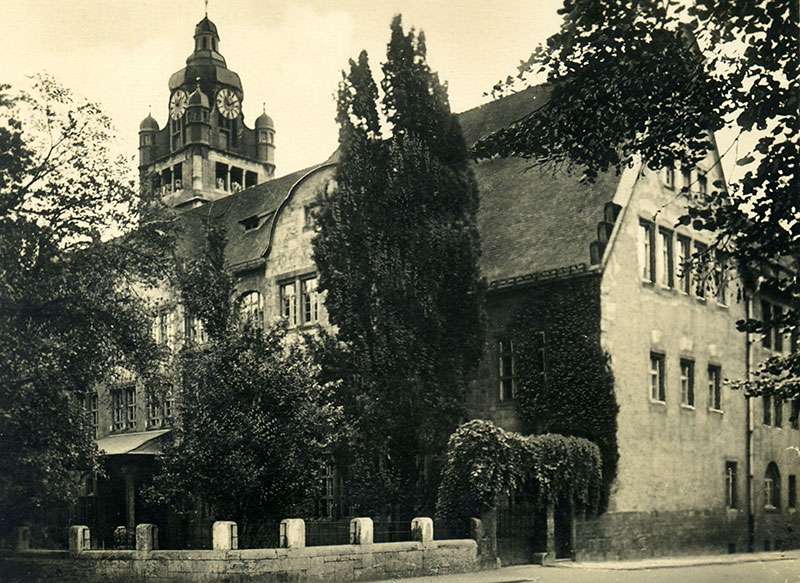 Jena, la ciudad donde nació el Romanticismo 1 La Universidad Friedrich Schiller de Jena se encuentra en la ciudad con el mismo nombre en Alemania. Fue fundada en 1558 y se encuentra en la lista de las diez universidades más antiguas del país germano.