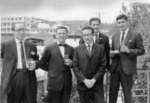 César Robalino medio siglo en el área de candela. 3 Día de su matrimonio con Elisa Aguirre. Desde la izq.: Néstor Vega, el novio y Raúl Páez Calle. Detrás, Gonzalo Uzcátegui y otro colega economista. Quito, junio de 1966.