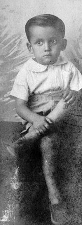 César Robalino medio siglo en el área de candela. 2 En un estudio de Guayaquil, en 1941, cuando tenía cinco años.