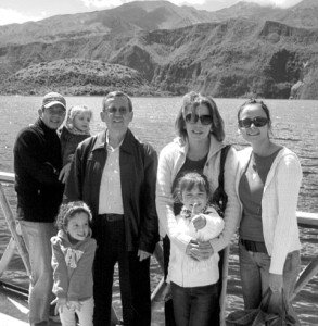 César Robalino medio siglo en el área de candela. 4 De paseo por la laguna de Cuicocha, Imbabura, con su esposa Elisa, sus hijos César y Marisol y sus nietas Álex, Gaby y Pamela.