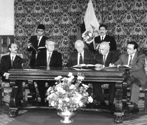 César Robalino medio siglo en el área de candela. 6 En 1993, el ministro Robalino firma un convenio de cooperación económica y financiera con organismos europeos. Al centro, el presidente Sixto Durán; a la derecha, el canciller Diego Paredes.