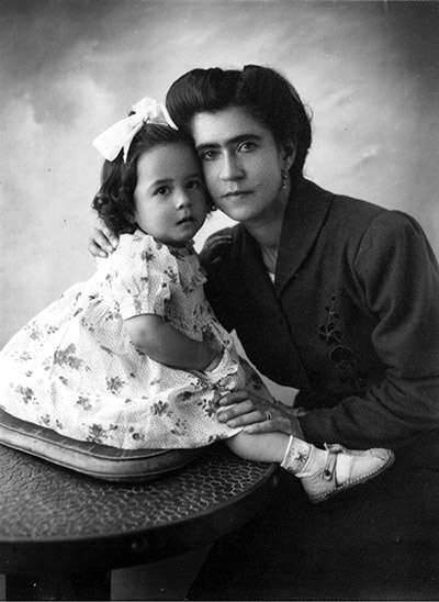 Eugenia del Pino, la convicción del azar 2 Eugenia del Pino con su madre, 1946.