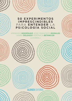 13 libros de divulgación perfectos para el 23 de abril 11 Portada de 50 experimentos imprescindibles para entender la psicologia social.