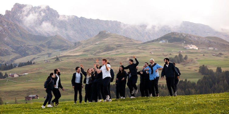 El conflicto palestino-israelí en el cine de ficción actual 2 Un grupo de jóvenes salta y ríe en una pradera en el monte.