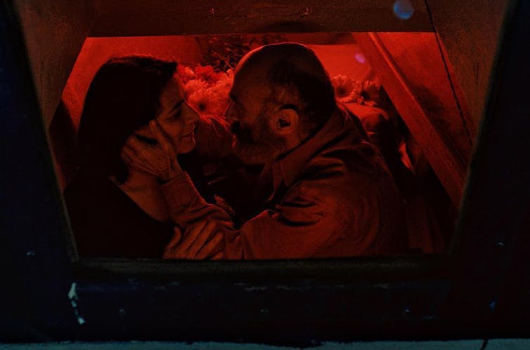 El conflicto palestino-israelí en el cine de ficción actual 3 Un hombre sujeta la cara de una mujer mientras ambos se miran.