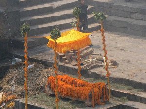 El tránsito hacia el más allá: rituales mortuorios en el Ecuador 4 hindu-funeral