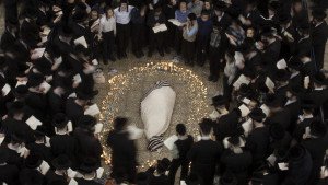 El tránsito hacia el más allá: rituales mortuorios en el Ecuador 6 judios-entierro