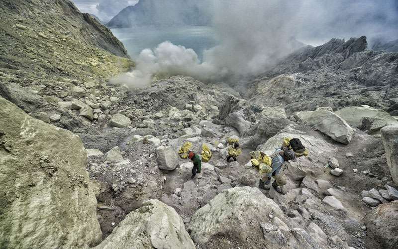 Kawah Ijen. Los mineros del infierno 1 mineros crater volcan Ijen