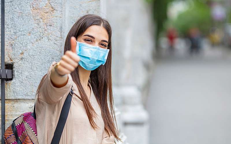 Y, de pronto, llegó el futuro… 1 mujer mascarilla