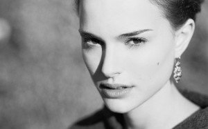 Natalie Portman: de la actuación a la dirección 1 natalie_portman_face_look_actress_black_and_white_88852_3840x2400