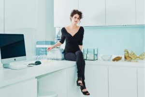 Neri Oxman: la arquitectura biológica quiere revolucionar el mundo 2 neri oxman in office SURFACE 2000x1333 1