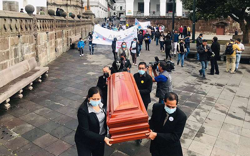 Pedirás la receta al Señor, tu Dios 1 En julio pasado los pacientes con enfermedades graves se manifestaron en un plantón fúnebre frente al Palacio de Gobierno y una misa para orar por sus vidas y la falta de medicinas.