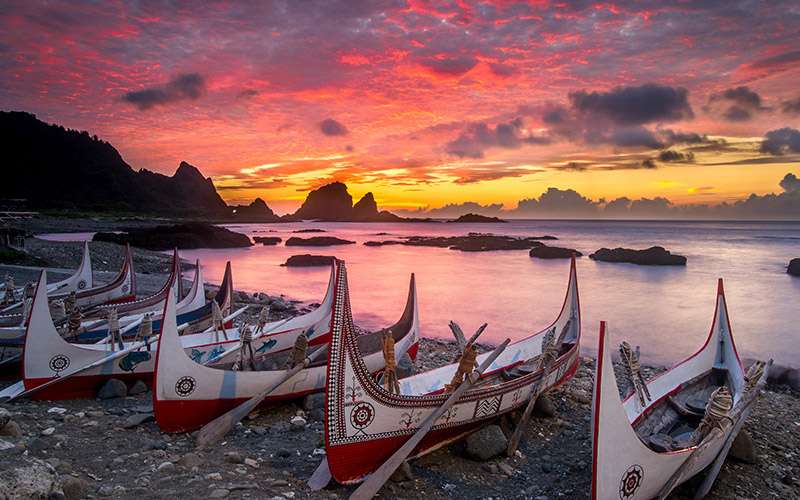 Taiwán: la belleza de sus pueblos originarios 1 taiwan botes orilla