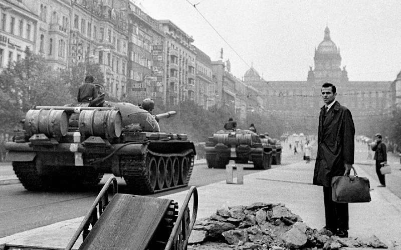 El optimismo es el opio de los pueblos 1 tanques praga optimismo kundera